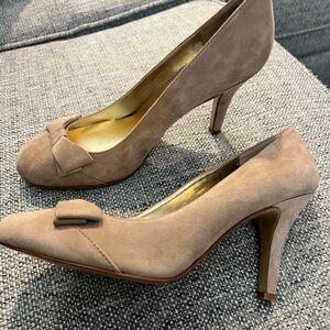 Nine West Audrey Taupe Genuine Suede Heels with Bow Accent 
size 9.5 NEW